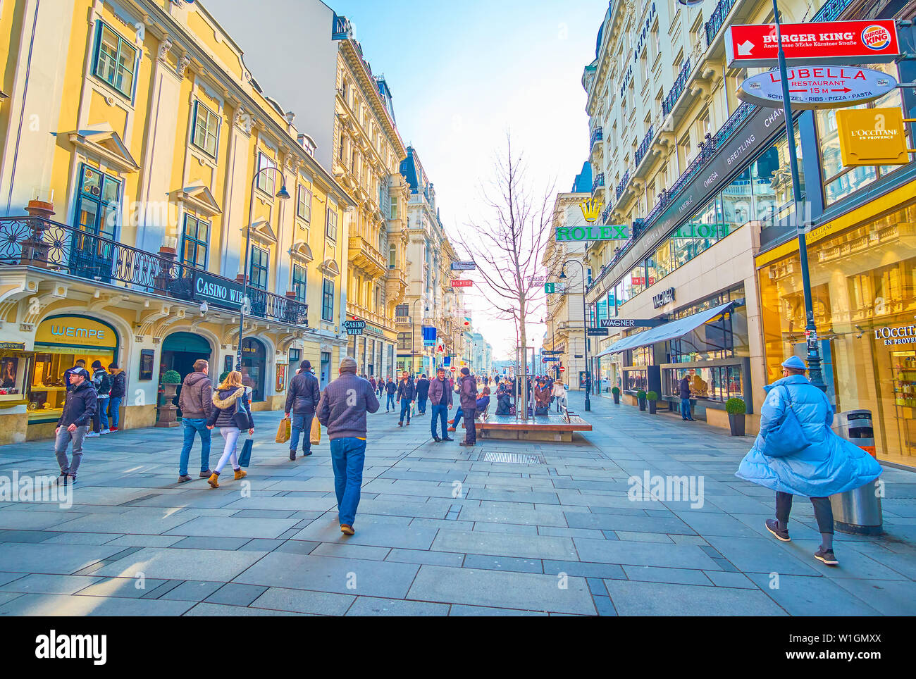 VIENNA, Austria - 18 febbraio 2019: Il grande shopping Karntner street con numerose boutiques, ristoranti e casinò che conduce alla Opera House, su Foto Stock