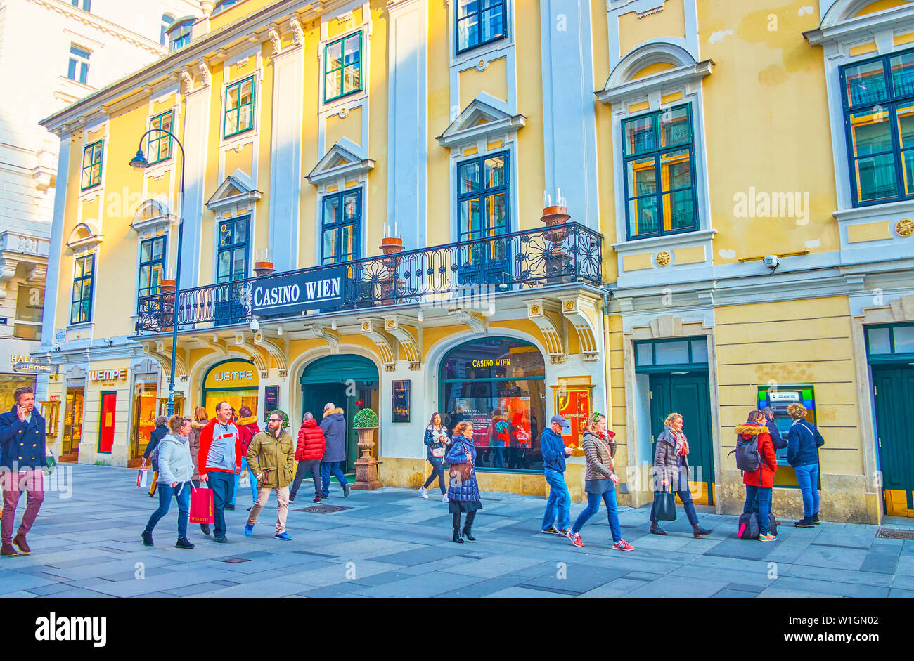 VIENNA, Austria - 18 febbraio 2019: la facciata di Palazzo Esterhazy in stile impero, il più vecchio edificio Karntner Strasse, oggi serve come il C Foto Stock
