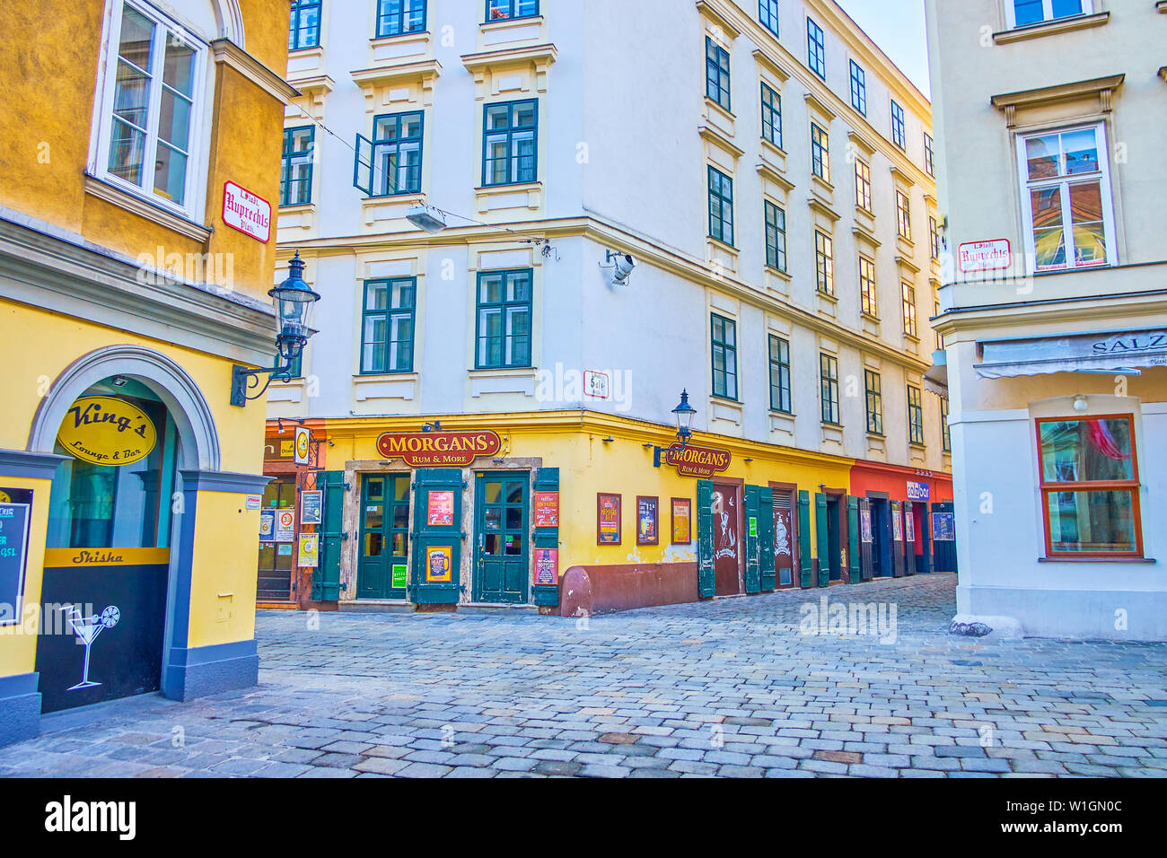 VIENNA, Austria - 18 febbraio 2019: le accoglienti strade pedonali nel centro storico di Vienna è una casa di varietà di pub e bar, offrono autentici Au Foto Stock