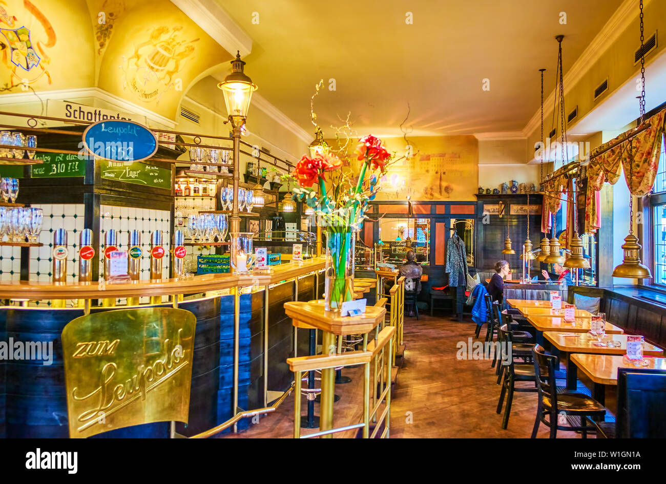 VIENNA, Austria - 18 febbraio 2019: l'interno del ristorante tradizionale nel centro storico (Altstadt) decorate in stile tradizionale utilizzando classic eleme Foto Stock