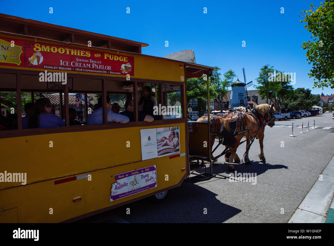 I turisti sulla Hønen o l'Hen in un giro turistico nella città danese di Solvang, Santa Barbara, California, Stati Uniti Foto Stock