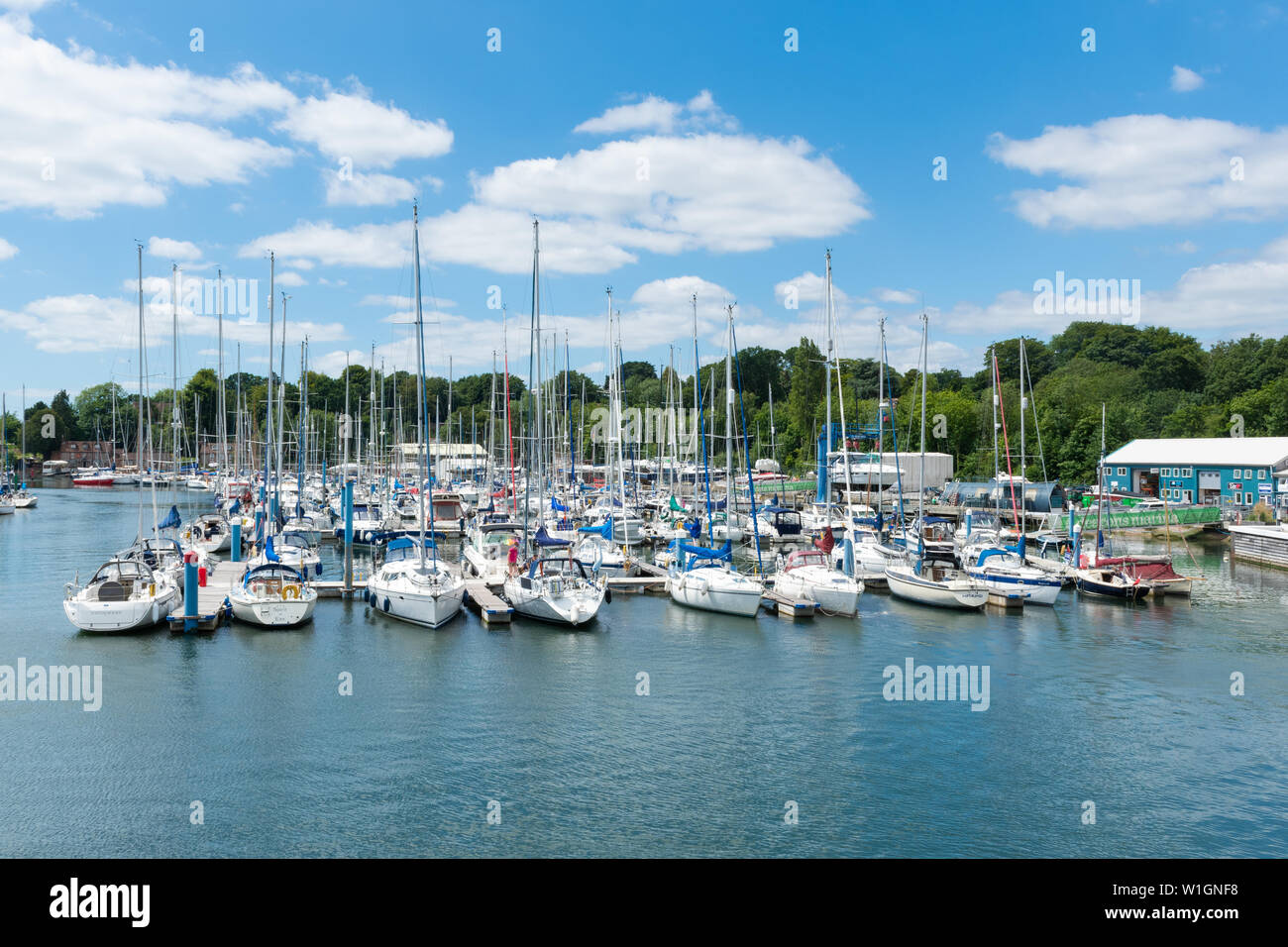 Hamble Marina Point con i suoi molti yacht ormeggiato sul fiume Hamble in Hampshire, Regno Unito Foto Stock