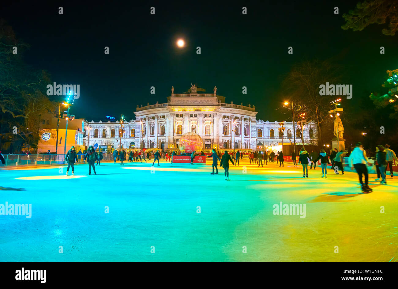 VIENNA, Austria - 18 febbraio 2019: la grande pista di pattinaggio su ghiaccio in Piazza Municipio con vista sul Burgtheater sullo sfondo, il 18 febbraio a Vienna. Foto Stock