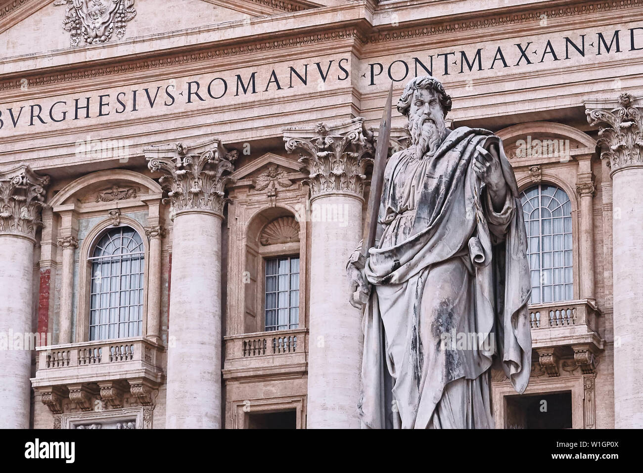 Roma, la statua di San Pietro in Vaticano. Sullo sfondo la Basilica di San Pietro. Foto Stock