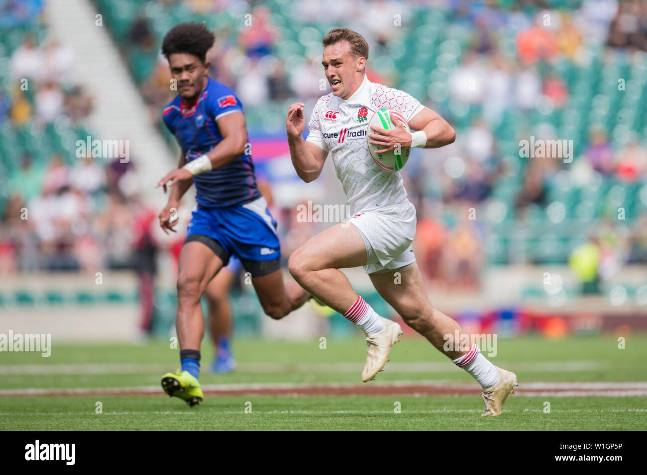 Londra, Regno Unito. 26 Maggio, 2019. Il penultimo torneo del mondo HSBC Rugby Sevens sulla Serie 25 e 26 maggio 2019 a Londra (GB). Tom Emery (Inghilterra, 11, con sfera) più veloce di Joe Perez (Samoa, 11). Credito: Jürgen Kessler/dpa/Alamy Live News Foto Stock