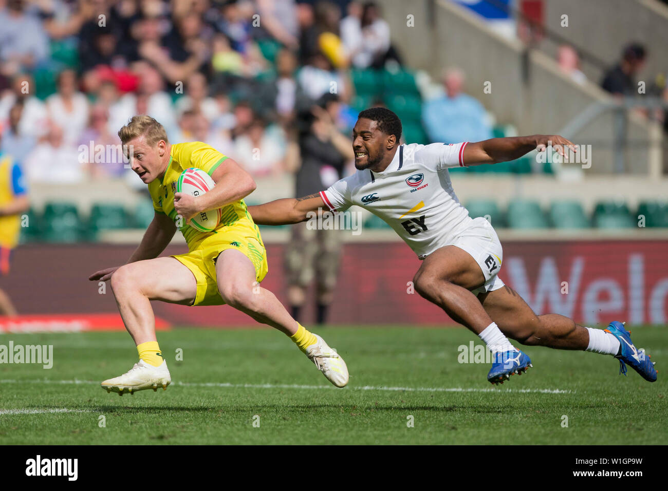 Londra, Regno Unito. 25 Maggio, 2019. Il penultimo torneo del mondo HSBC Rugby Sevens sulla Serie 25 e 26 maggio 2019 a Londra (GB). Lachie Miller (Australia, 6, con la sfera) attaccato da Marcus Tupuola (USA, 8) Credito: Jürgen Kessler/dpa/Alamy Live News Foto Stock