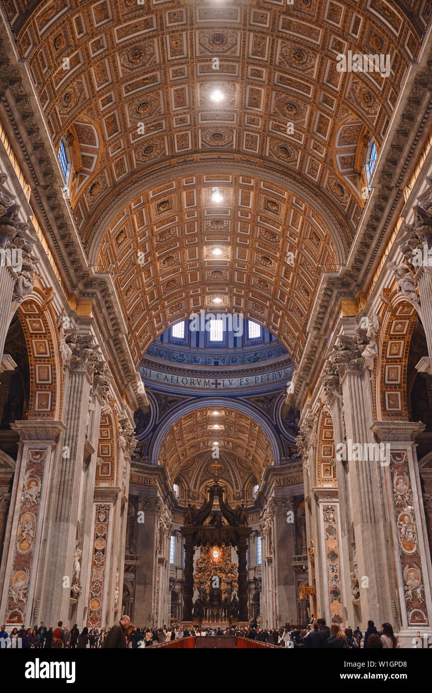 Vaticano, Roma, Italia, 20 febbraio 2019, la Basilica di San Pietro, navata principale. Ai turisti di ammirare la bellezza della Basilica Foto Stock