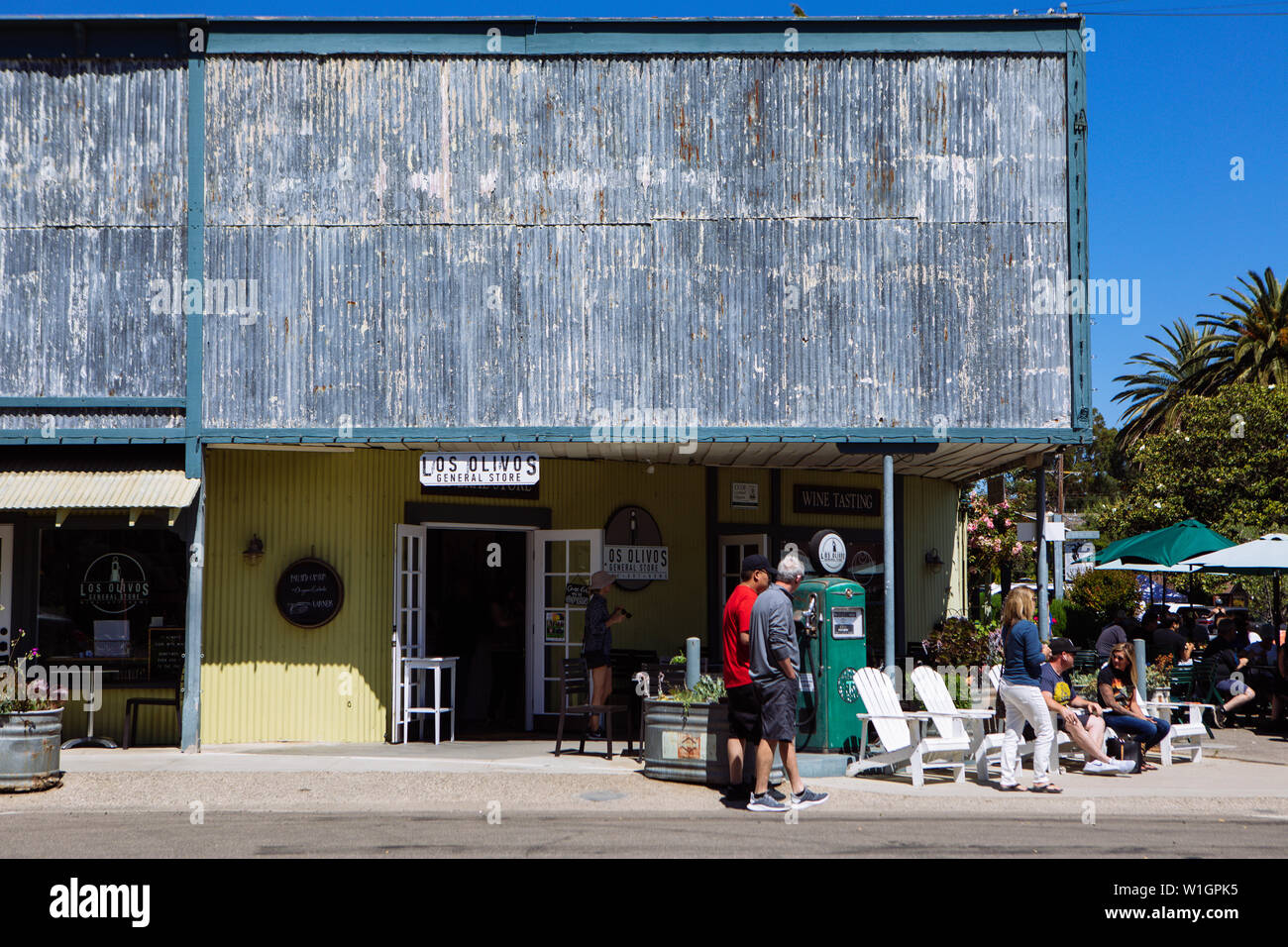 Turisti che si trovano a Los Olivos General Store, stazione di servizio di antiquariato, Santa Barbara, California, USA Foto Stock