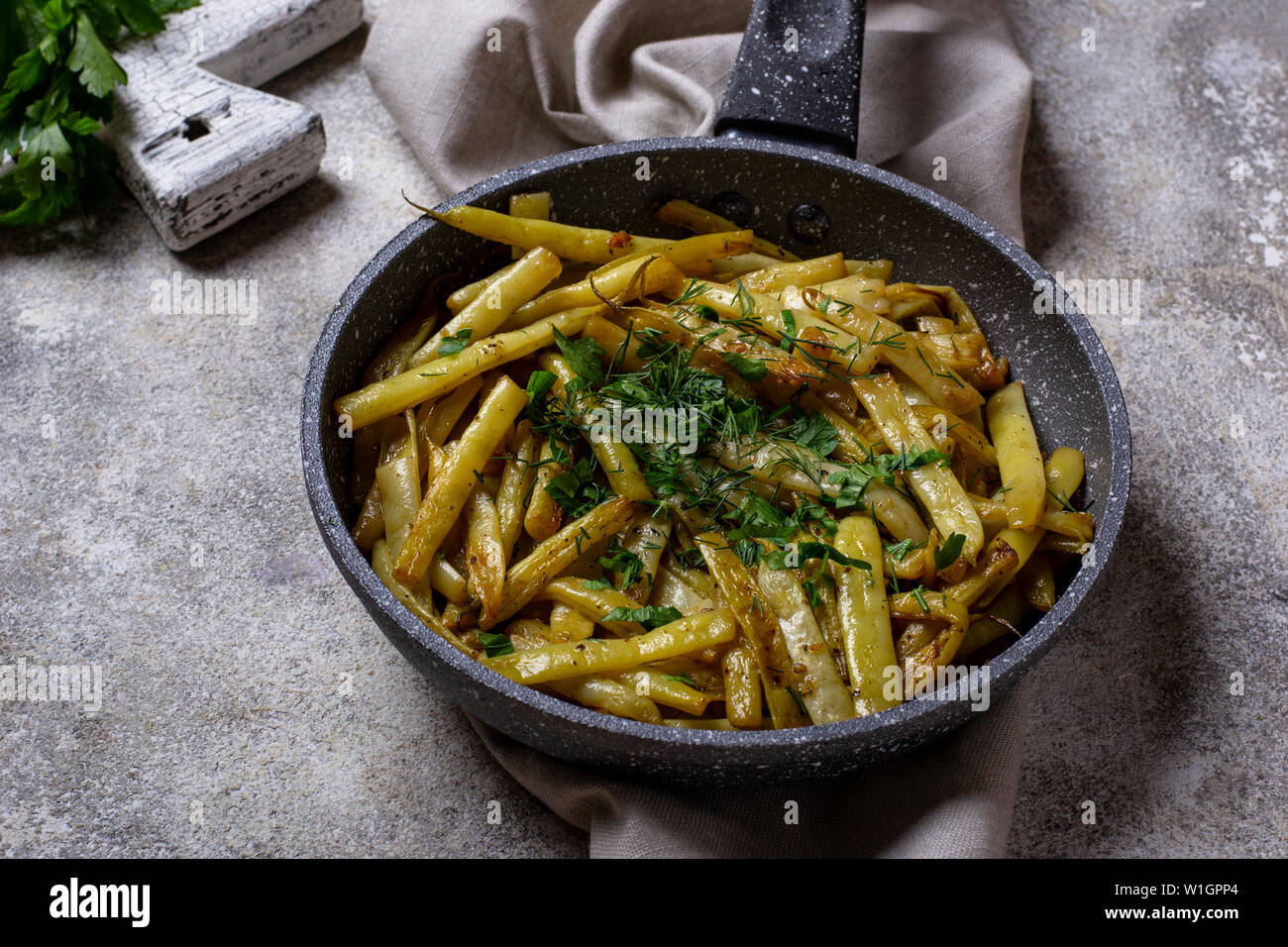 Stufati di cera gialla fagioli in padella Foto Stock