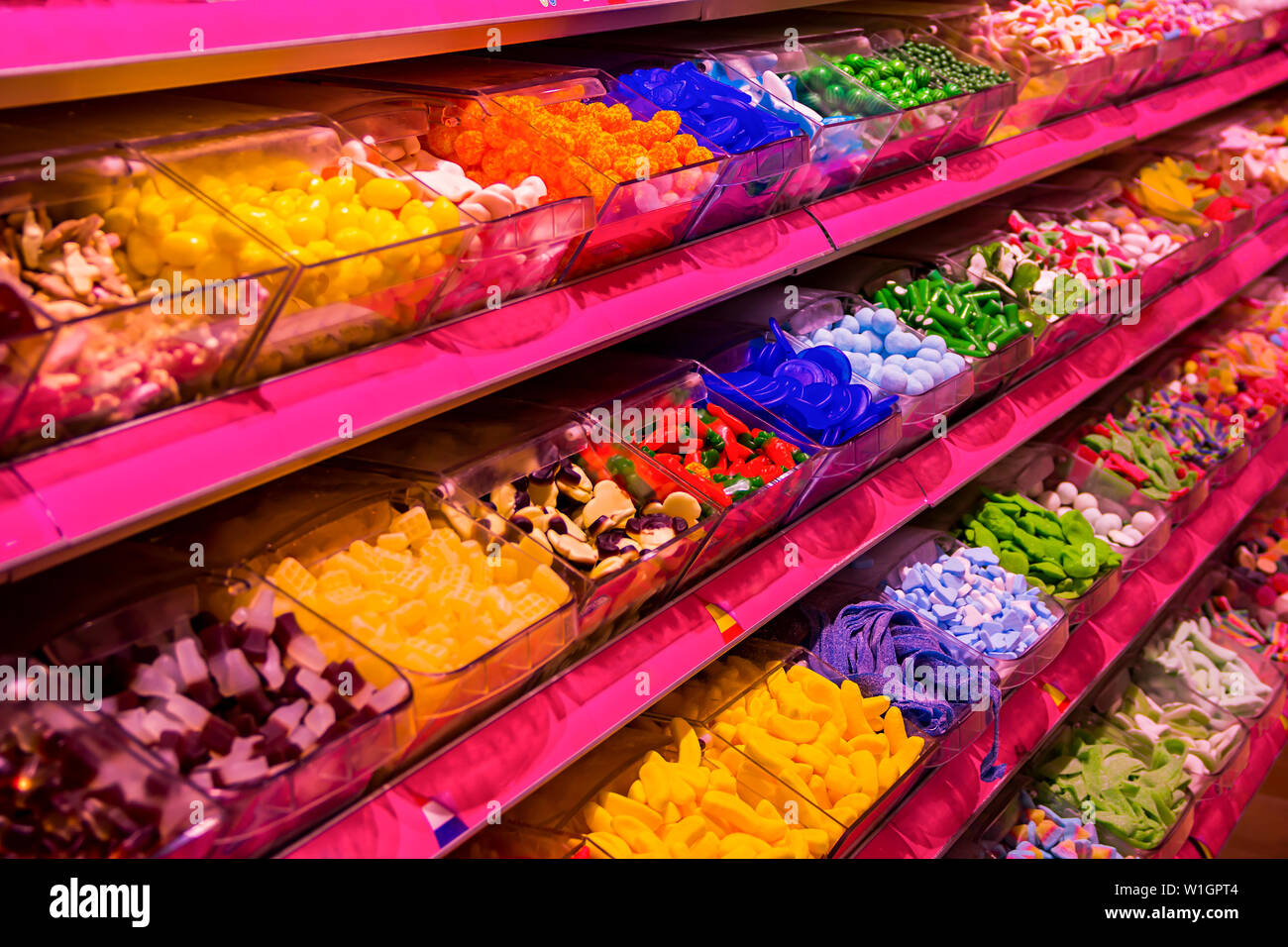 Negozio di caramelle con varietà di miste di gelatina colorata caramelle in scatole di contatore Foto Stock