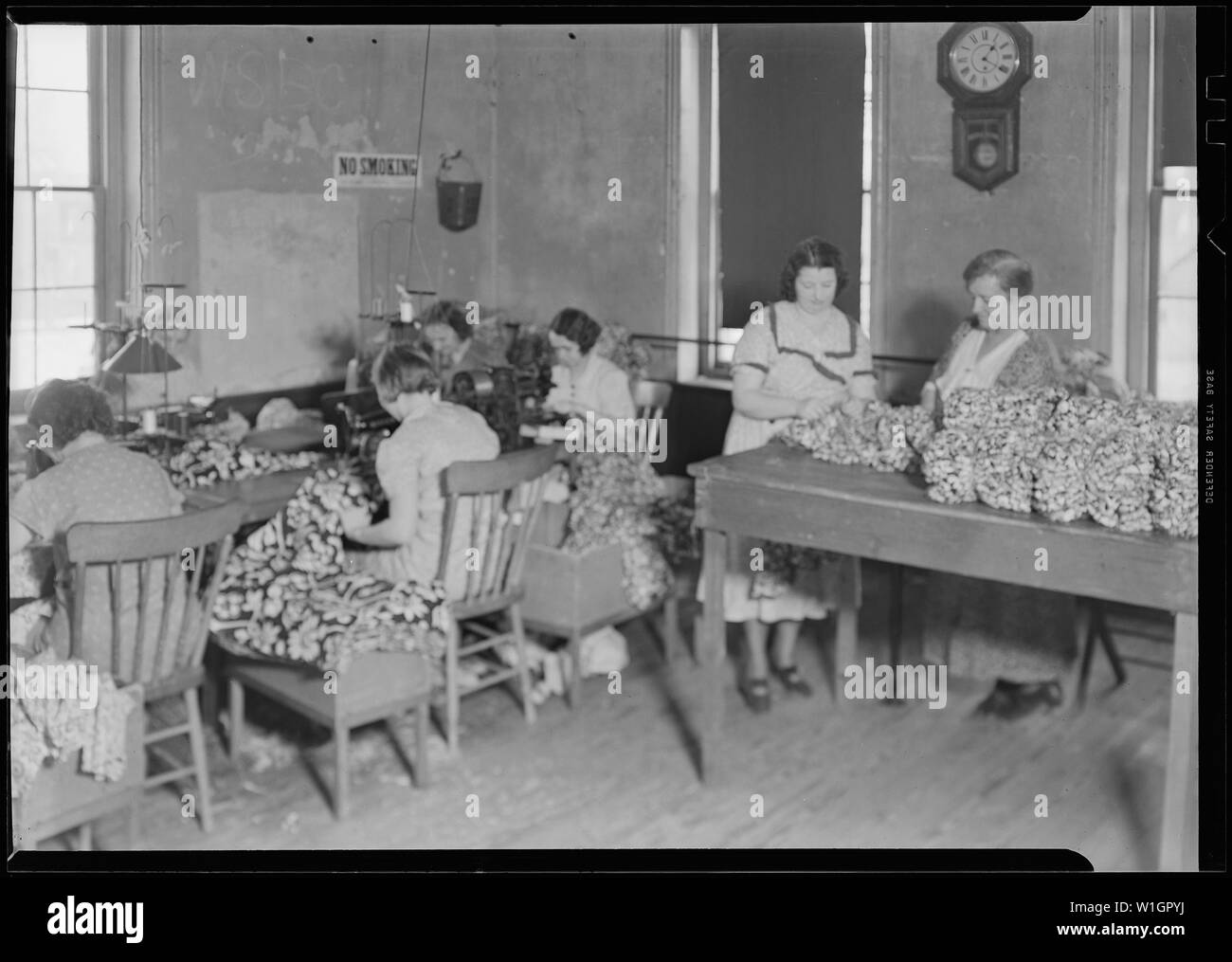 Millville, nel New Jersey - Abiti. Angolo del Western Dress Factory, un negozio di abbigliamento rendendo abiti da casa all'ingrosso. La luce scarsa e le condizioni di lavoro può essere notato. Foto Stock