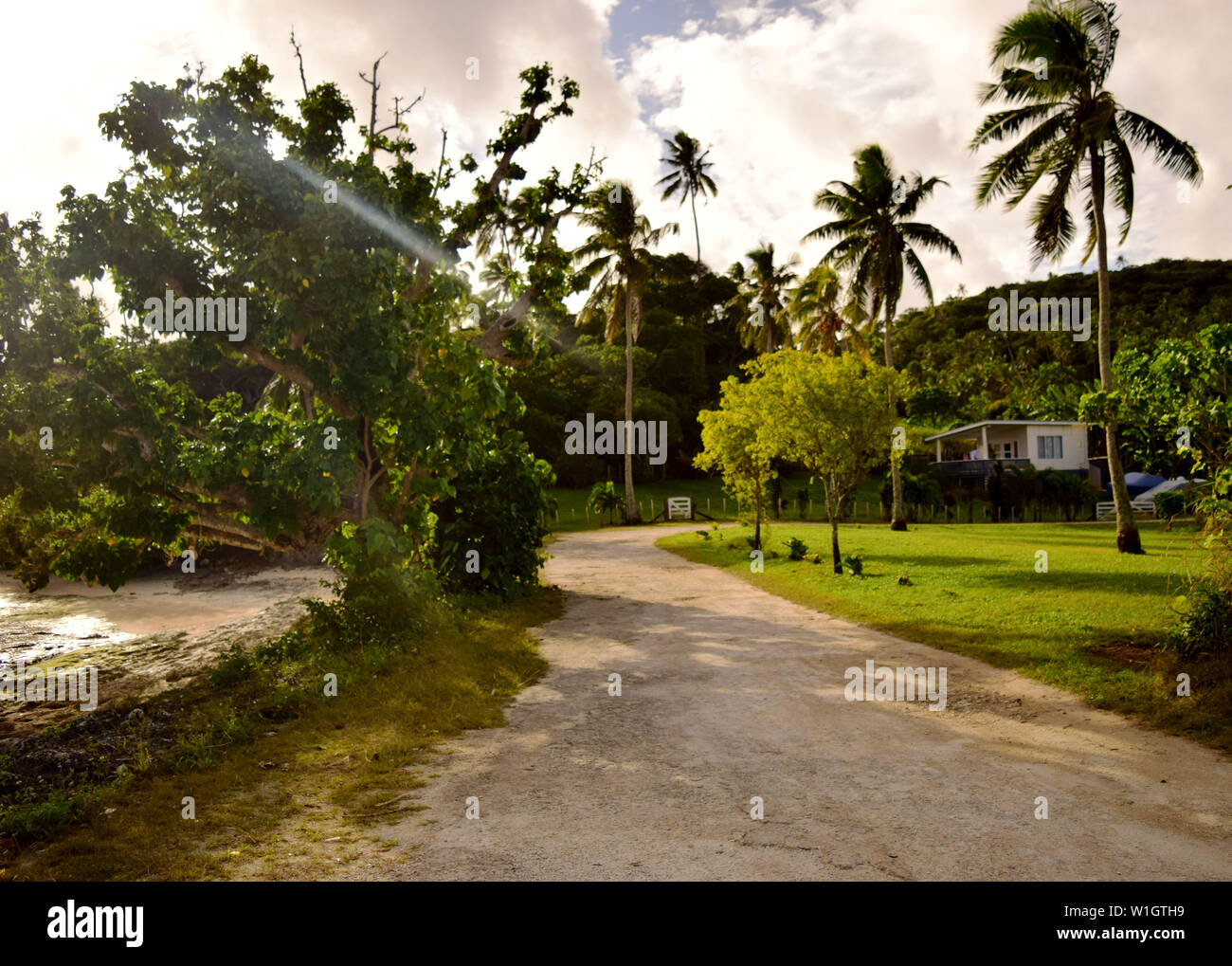 Tramonto su una strada vicino alla spiaggia di Tonga Foto Stock