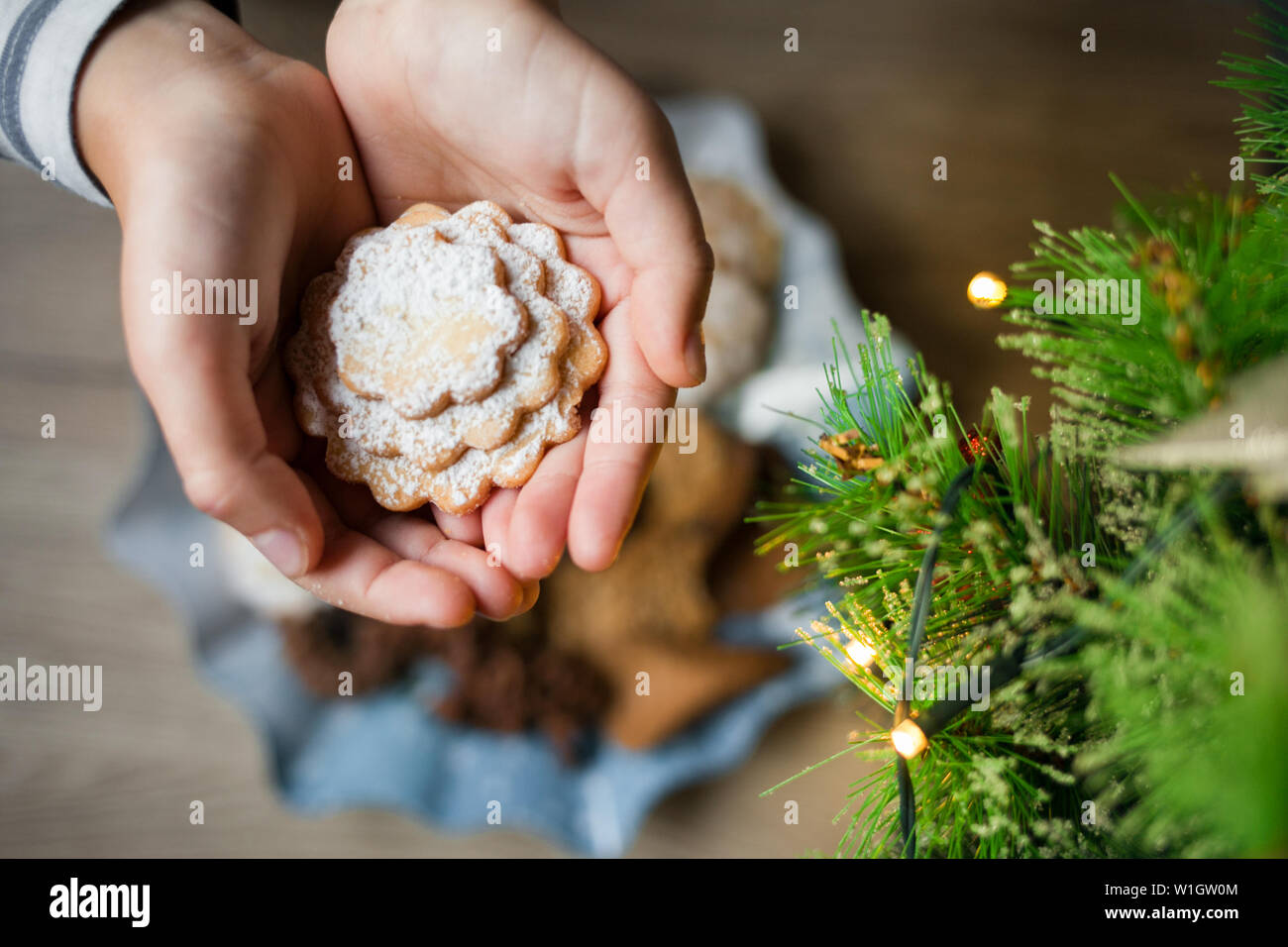 Biscotti di Natale a forma di cuore in bambini di palme. Felice Anno Nuovo concetto. Foto Stock