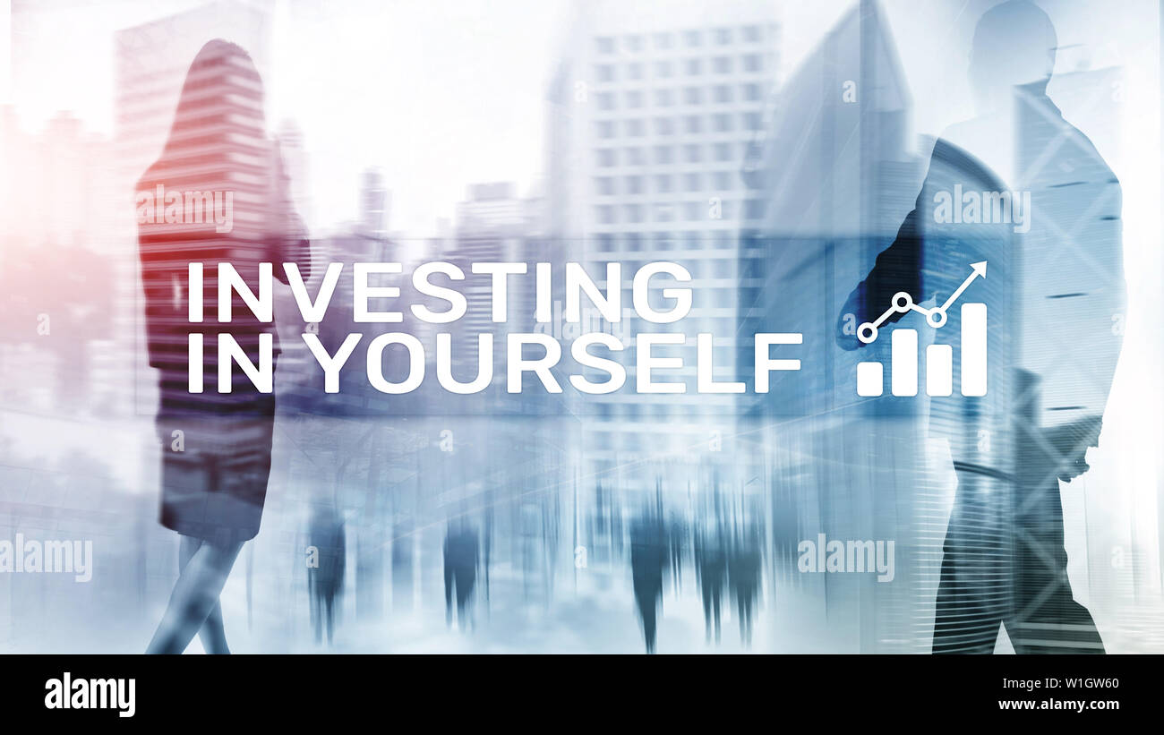 Investire in te stesso. Lo sviluppo personale e il concetto di istruzione su abstract sfondo sfocato Foto Stock