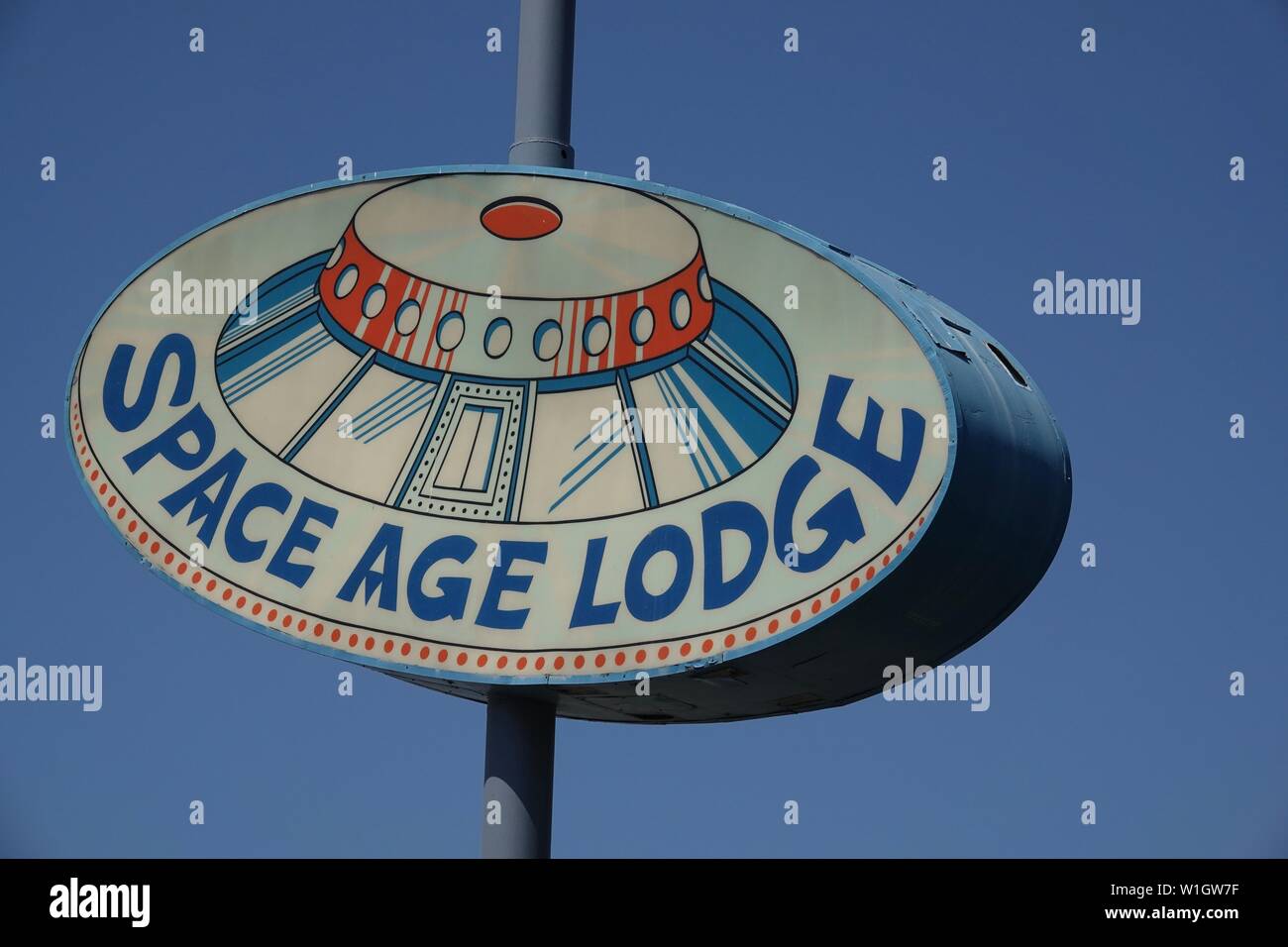 Un segno per la Space Age Lodge, una posizione risalente agli anni cinquanta. Foto Stock