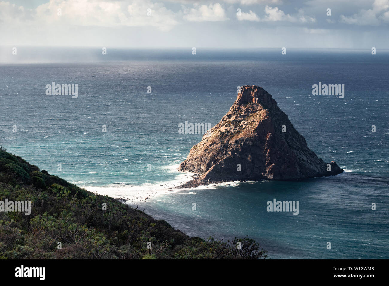 Vista panoramica del mare calmo e lone rock formazione Foto Stock