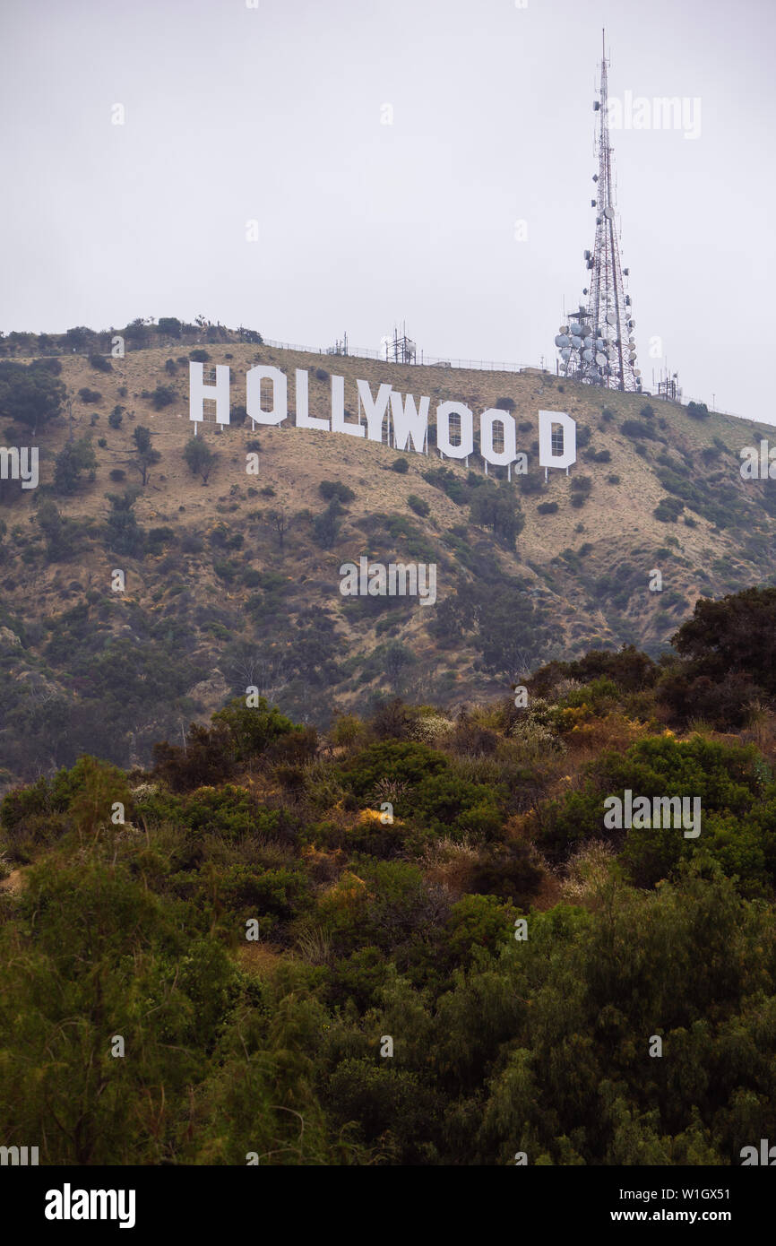 Hollywood Sign con nuvoloso cielo bianco a Los Angeles in California Foto Stock