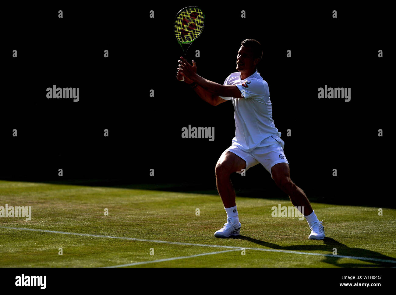 Marton Fucsovics in azione contro Dennis Novak il giorno due dei campionati di Wimbledon al All England Lawn Tennis e Croquet Club di Londra. Foto Stock