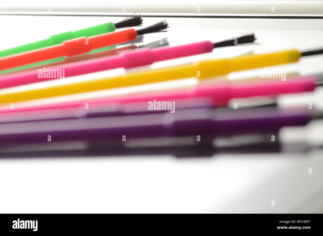 Libro da colorare un arcobaleno colorato assortimento di pennelli per dipingere Foto Stock