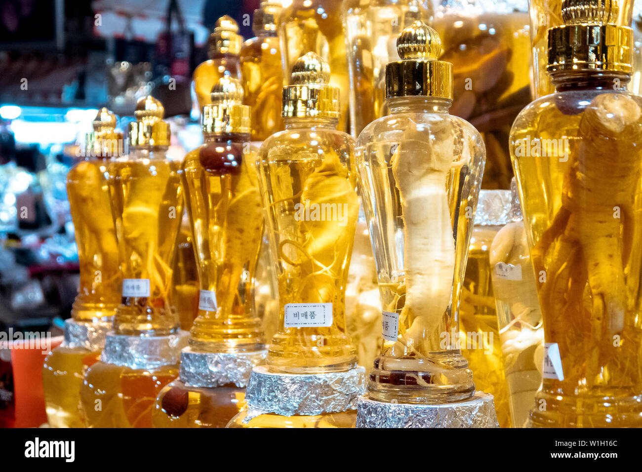 Seoul, Corea del Sud - 08.05.18: Conserve di radice di ginseng vendita sulla strada. strada del commercio della medicina tradizionale cinese. La radice del ginseng in vendita in strada m Foto Stock