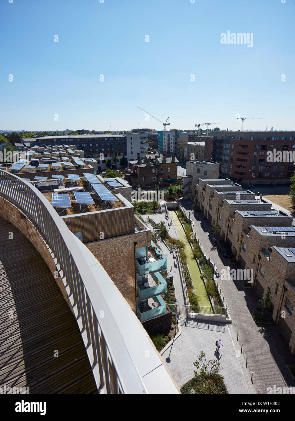 Vista ad alto livello di pannelli solari sul tetto, sul giardino e sul canale. Stonebridge Park, London, Regno Unito. Architetto: Cullinan Studio, 2016. Foto Stock