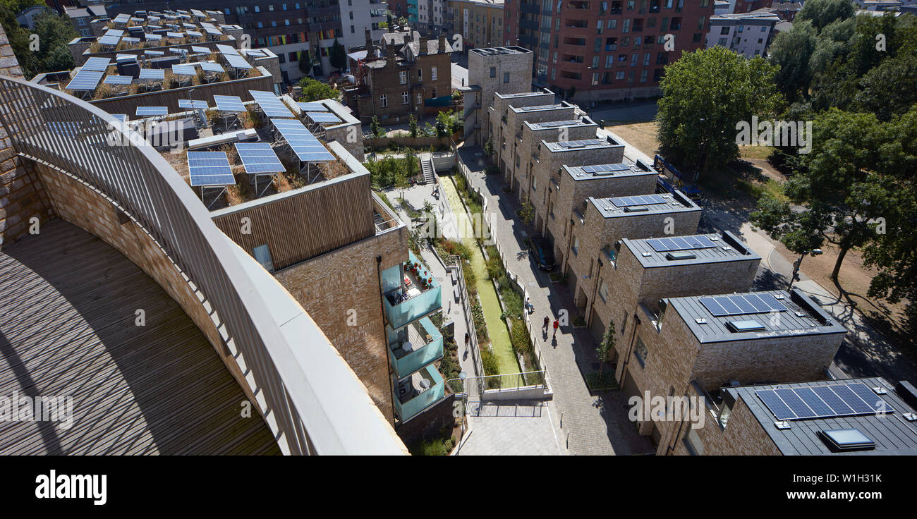 Alto livello visualizzazione contestuale dei pannelli solari sui tetti, sul giardino e sul canale. Stonebridge Park, London, Regno Unito. Architetto: Cullinan Studio, 2016. Foto Stock