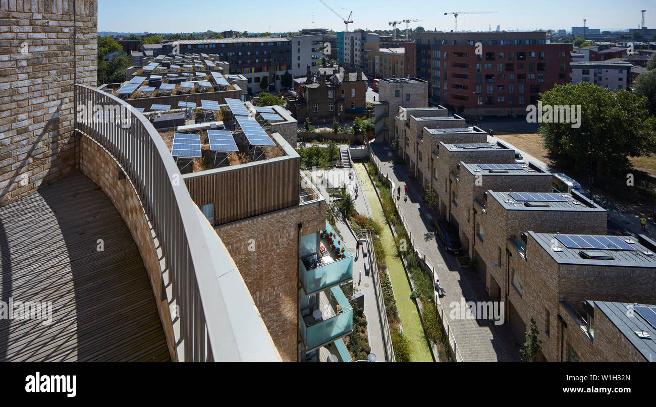 Alto livello visualizzazione contestuale dei pannelli solari sui tetti, sul giardino e sul canale. Stonebridge Park, London, Regno Unito. Architetto: Cullinan Studio, 2016. Foto Stock