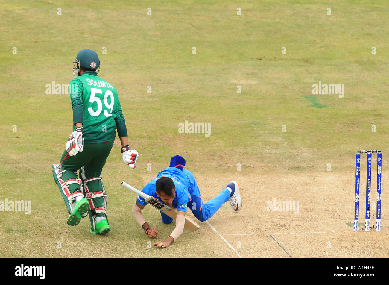 Birmingham, Regno Unito. 02Luglio, 2019. Soumya Sarkar del Bangladesh gestisce un singolo come bowler Yuzvendra Chahal dell India corre in lui il tentativo di campo la palla. durante il Bangladesh v India, ICC Cricket World Cup Match, a Edgbaston, Birmingham, Inghilterra. Credito: ESPA/Alamy Live News Foto Stock