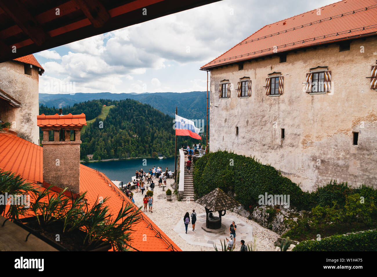 Bled, Slovenia - settembre, 8 2018: vista del castello di Bled cortile pieno di gente, torre e il castello di edifici con caffè, situato sulla banca Foto Stock