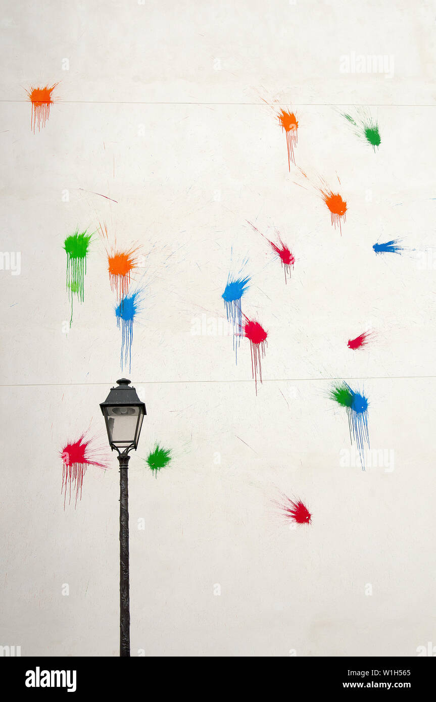Macchie colorate di vernice adornano le pareti di un edificio sulla Rue du Temple a Parigi. (C) 2012 Tom Kelly Foto Stock