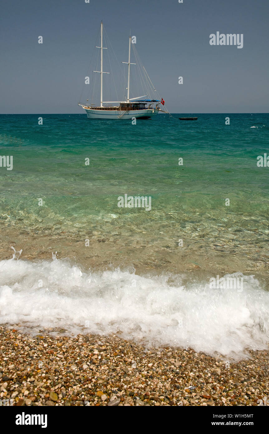 Un caicco turco è ancorato di spiaggia Cirali bean sulla Lycian costa della Turchia lungo il mare Mediterraneo. (C) 2010 Tom Kelly Foto Stock