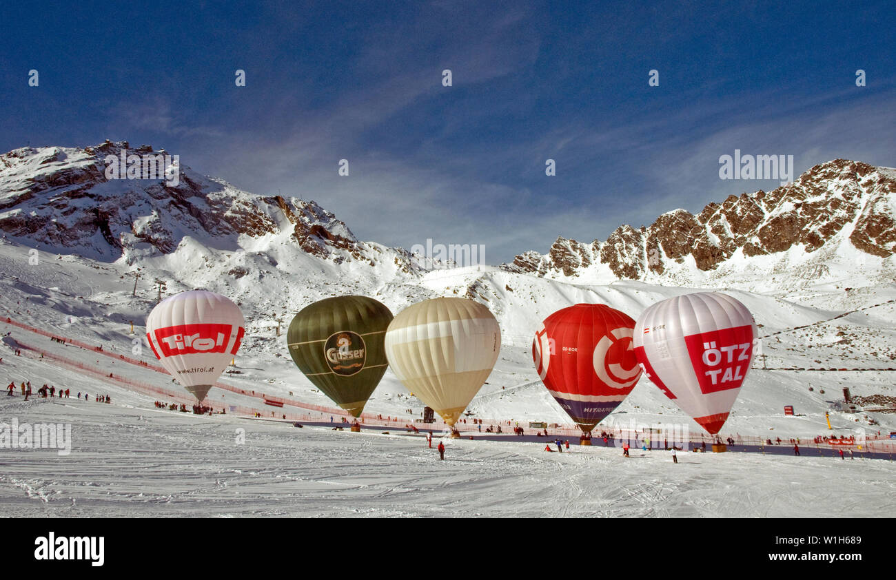 I palloni ad aria calda la linea finish area su Audi FIS Coppa del Mondo di Sci apriporta sul ghiacciaio Rettenbach alta sopra Soelden, Austria. (U.S. Ski Team) Foto Stock