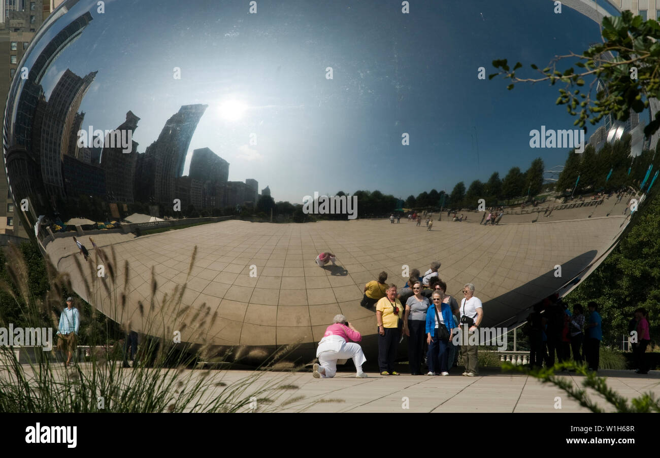 I turisti pongono dal bean di argento in Chicago's Millenium Park. (C) 2009 Tom Kelly Foto Stock