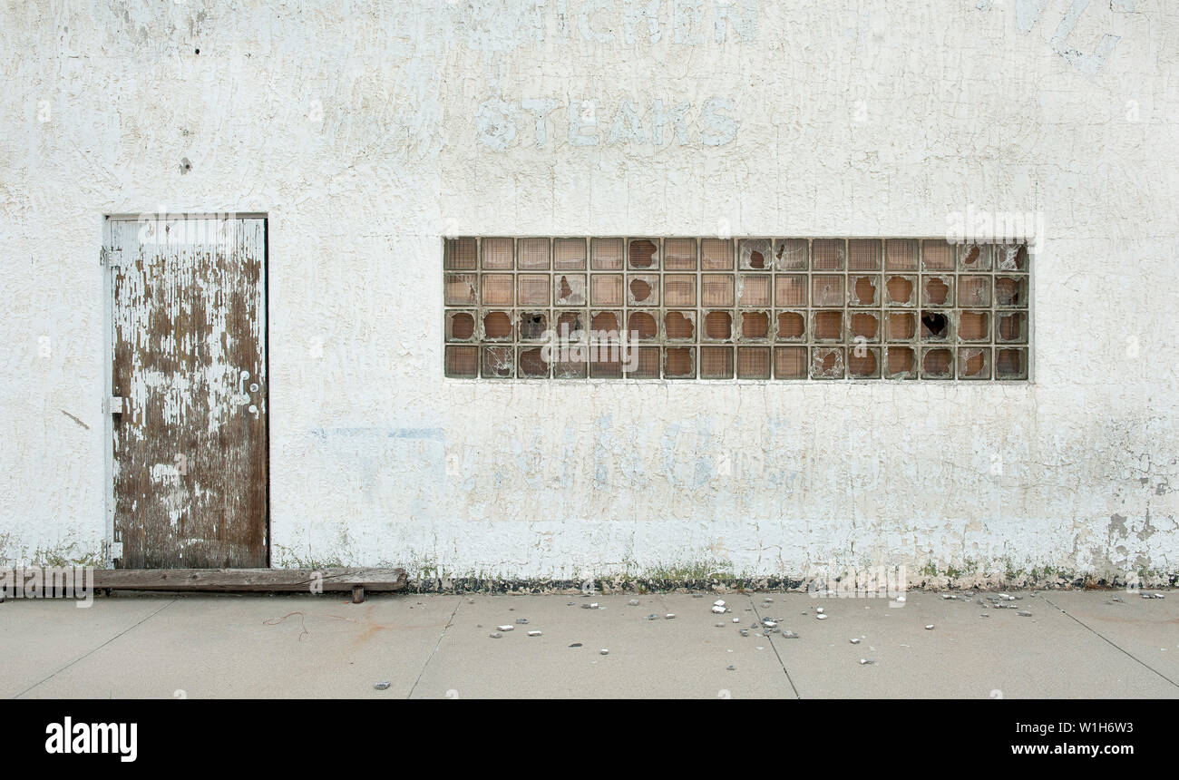 Strati di storia - strati di vernice e stucco e raccontare una storia di questo vecchio edificio abbandonato in Shoshoni, Wyoming. Backroads Americana - (c) 2018 Tom Foto Stock