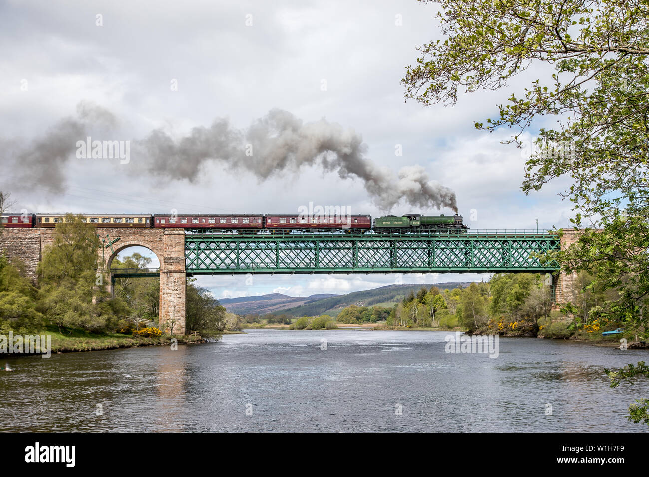 BR 'B1' 4-6-0 n. 61306 'Mayflower' attraversa la Shin viadotto, Invershin, Highlands, Scotland, Regno Unito Foto Stock