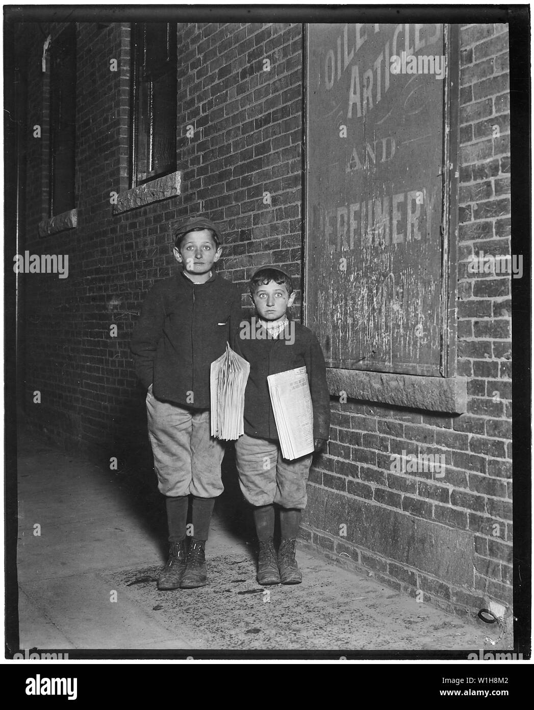 Newsies. Isaac Solovitch, 12 anni, David Solovitch, 7 anni. Vendere dopo la scuola fino alle 9:30 o 10 P.M. Guadagna circa 15 [centesimi] ogni giorno. Lawrence, messa. Foto Stock