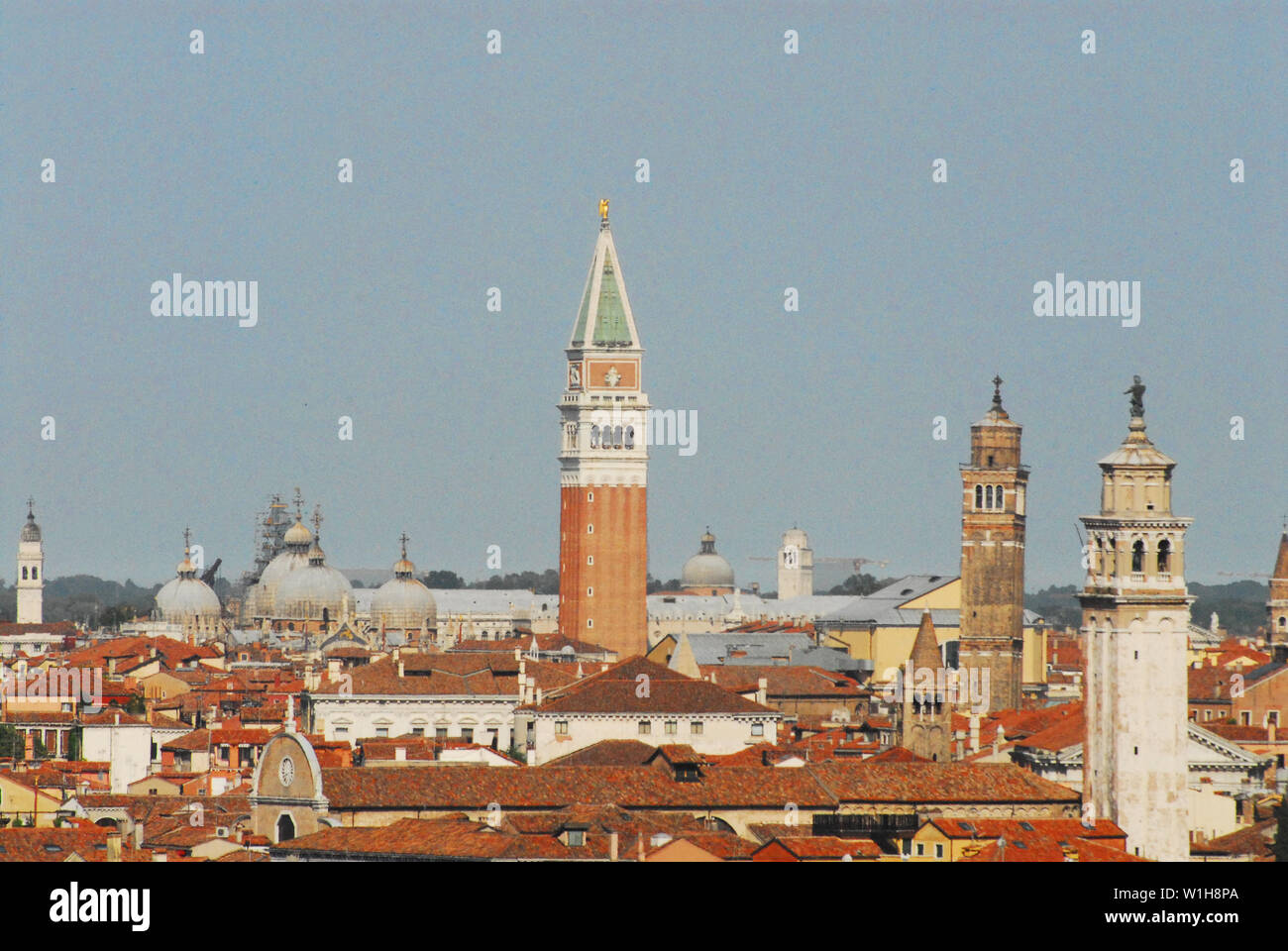 Una vista panoramica e il paesaggio urbano del centro storico di Venezia, l'Italia, come si vede da una nave da crociera. Foto Stock