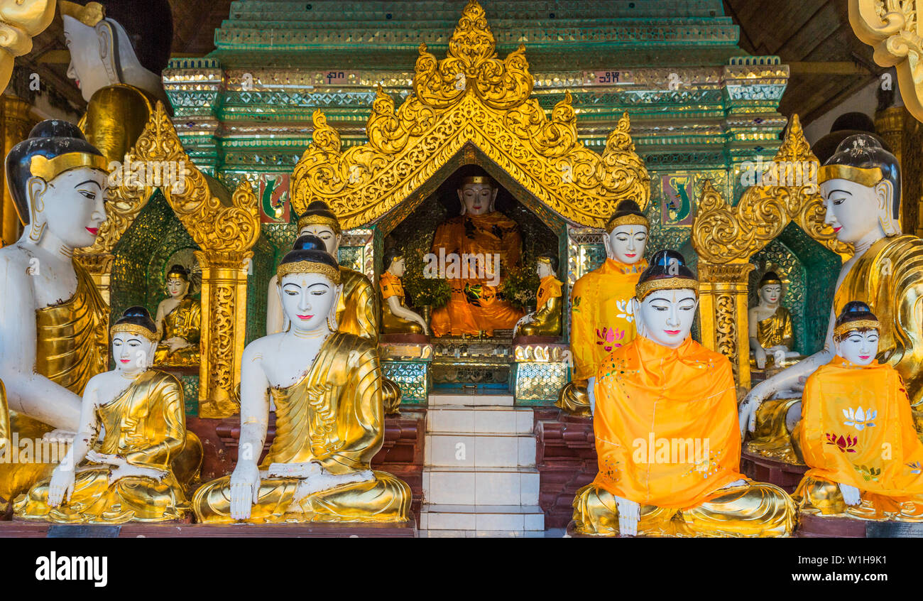 Statue di Buddha della Shwedagon pagoda di Yangon (Rangoon) in Myanmar (Birmania) Foto Stock