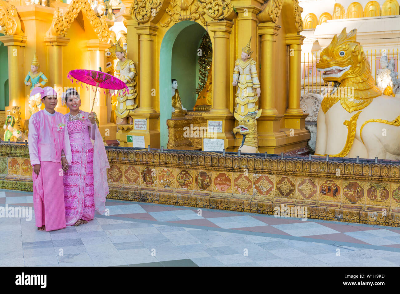 YANGON, MYANMAR - Novembre 25, 2016 : Burmese sposa e lo sposo in posa con tradizionale cosutmes Shwedagon pagoda Yangon (Rangoon) in Myanmar (Birmania) Foto Stock