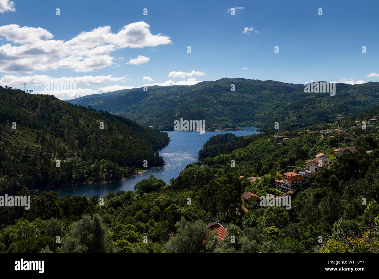 Vista panoramica del lago alla Canicada Dam e le montagne circostanti al Panda Geres National Park, in Portogallo, dell'Europa. Foto Stock