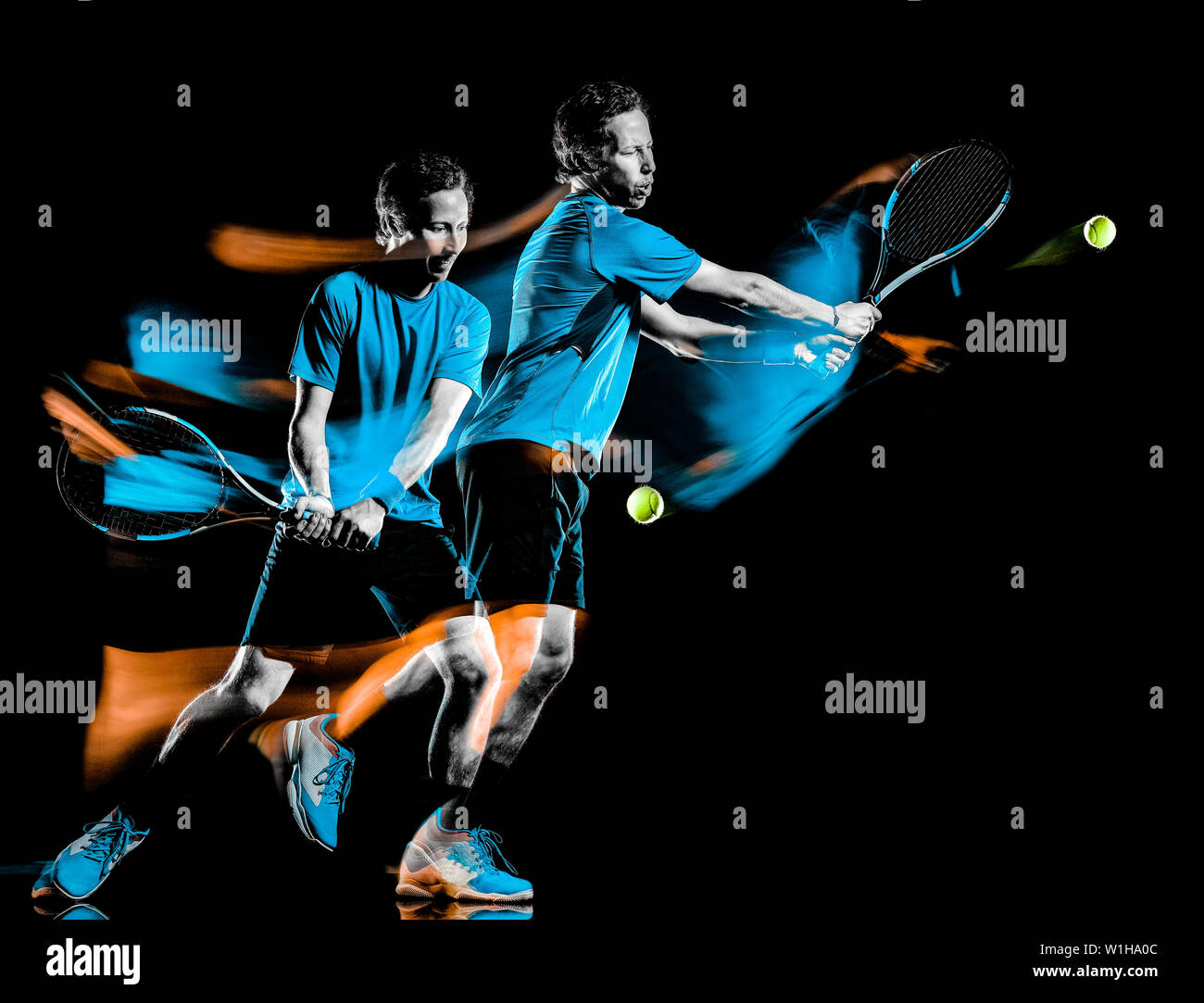 Un caucasian giocatore di tennis uomo isolato su sfondo nero nella pittura di luce di movimento di velocità di esposizione multipla Foto Stock