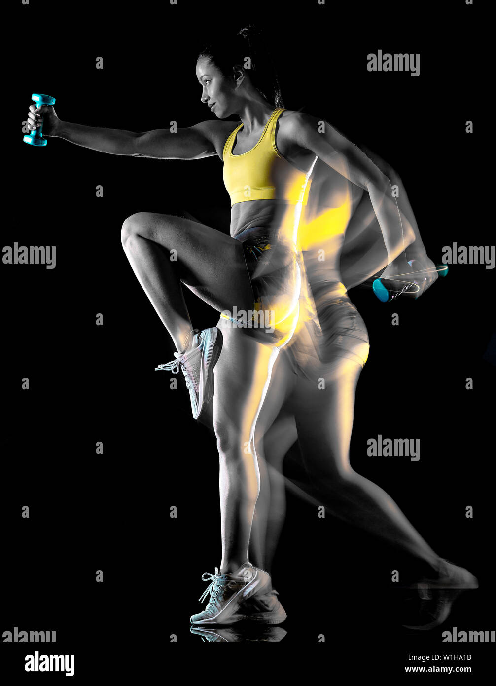 Una razza mista donna esercizio esercizi fitness isolati su sfondo nero con effetto lightpainting esposizioni multiple Foto Stock