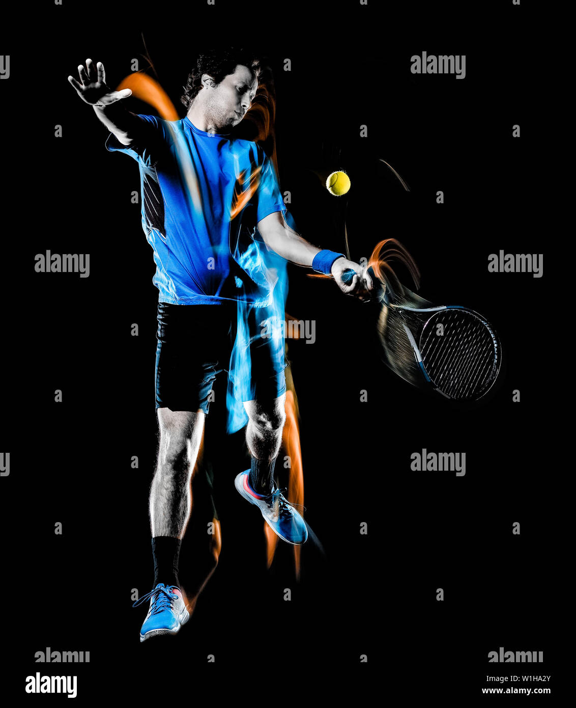 Un caucasian giocatore di tennis uomo isolato su sfondo nero nella pittura di luce di movimento di velocità Foto Stock