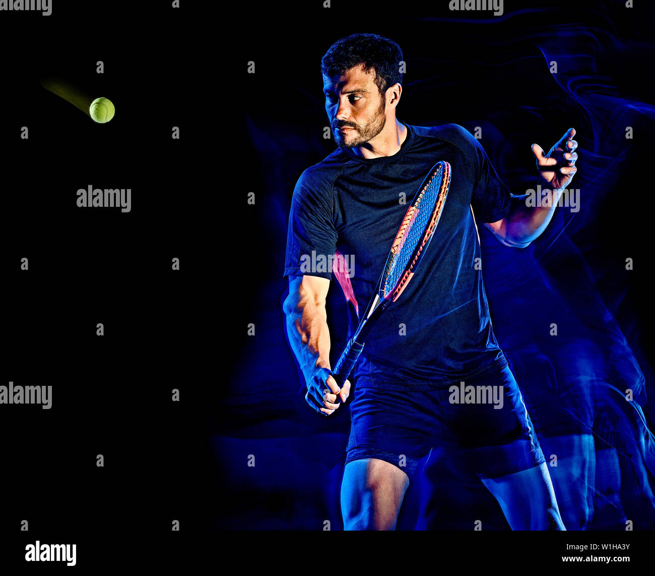 Un caucasian giocatore di tennis uomo studio shot isolato su sfondo nero con luce di verniciatura effetto di sfocatura Foto Stock