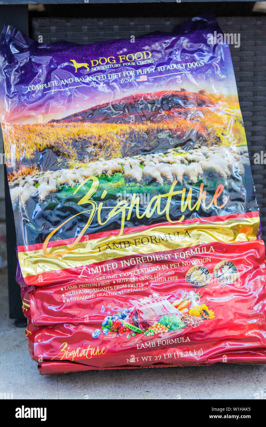 Un 27lb del sacco Zignature cibo per cani formula di agnello Foto Stock
