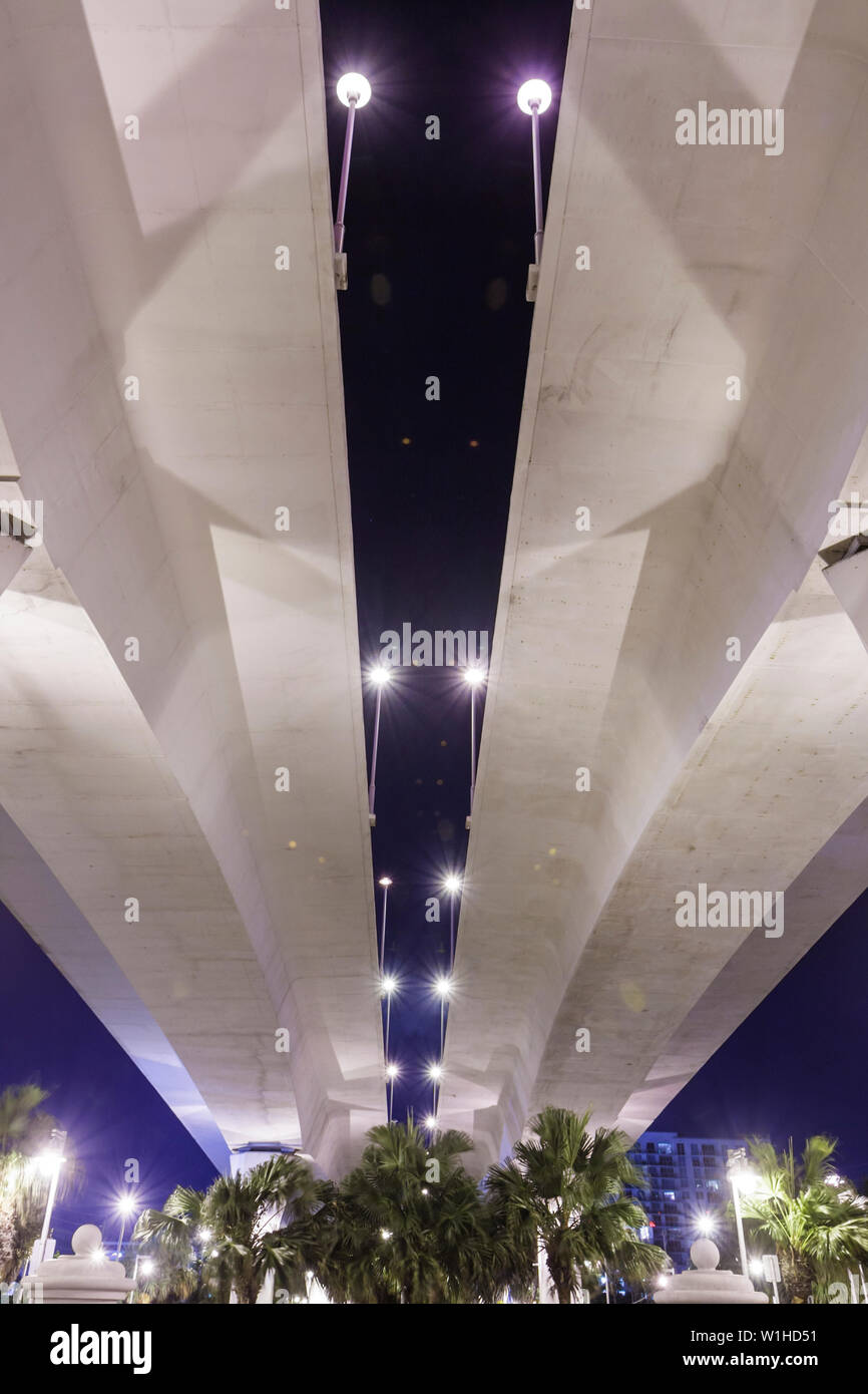 Fort ft. Lauderdale Florida, 17th Street Causeway Bridge, Intracoastal Stranahan River, lato inferiore, strada, ingegneria, notte, illuminazione, span, FL091010045 Foto Stock