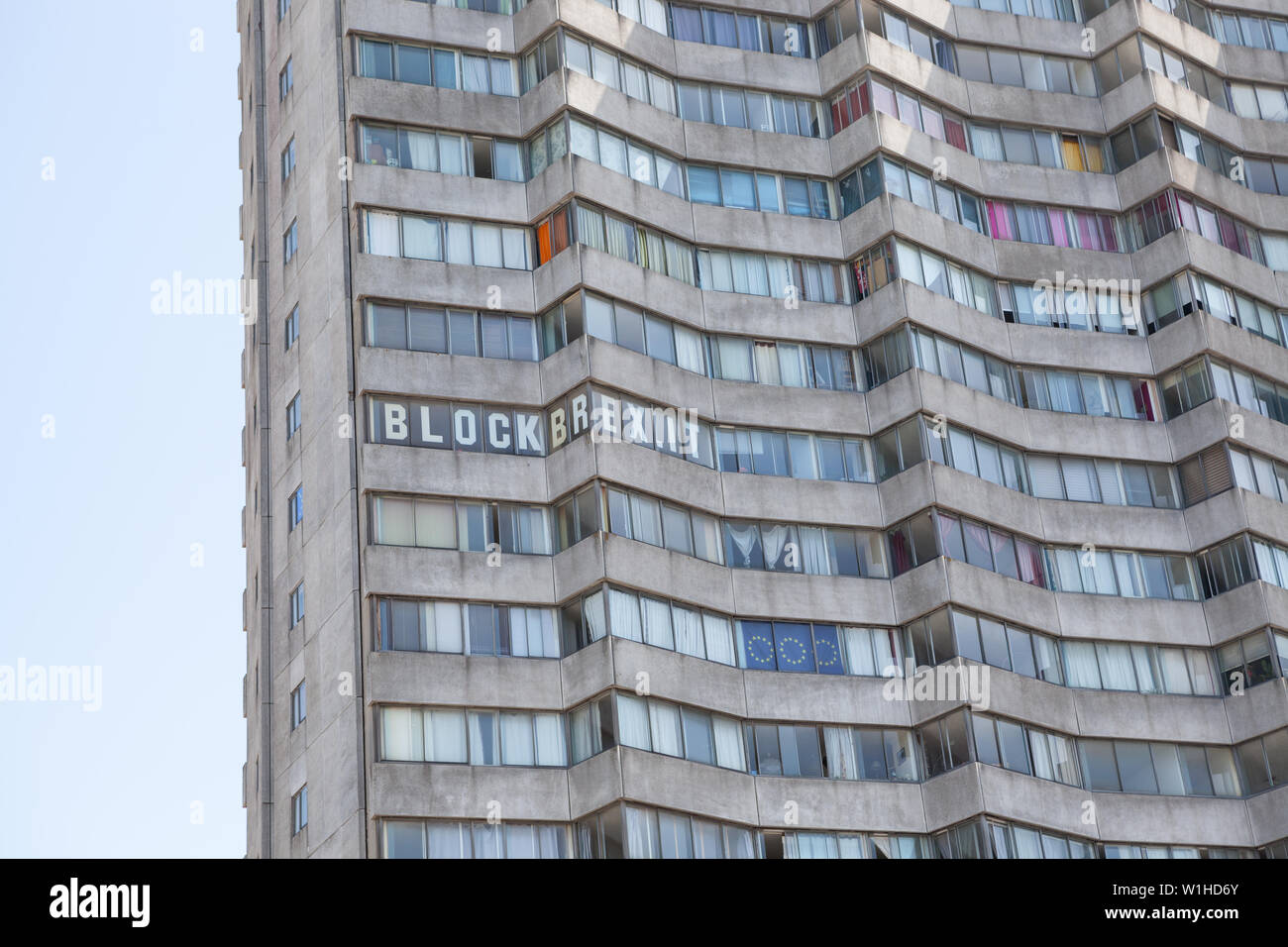 Blocco Brexit segno nelle finestre del blocco a torre in Margate, Kent. Foto Stock