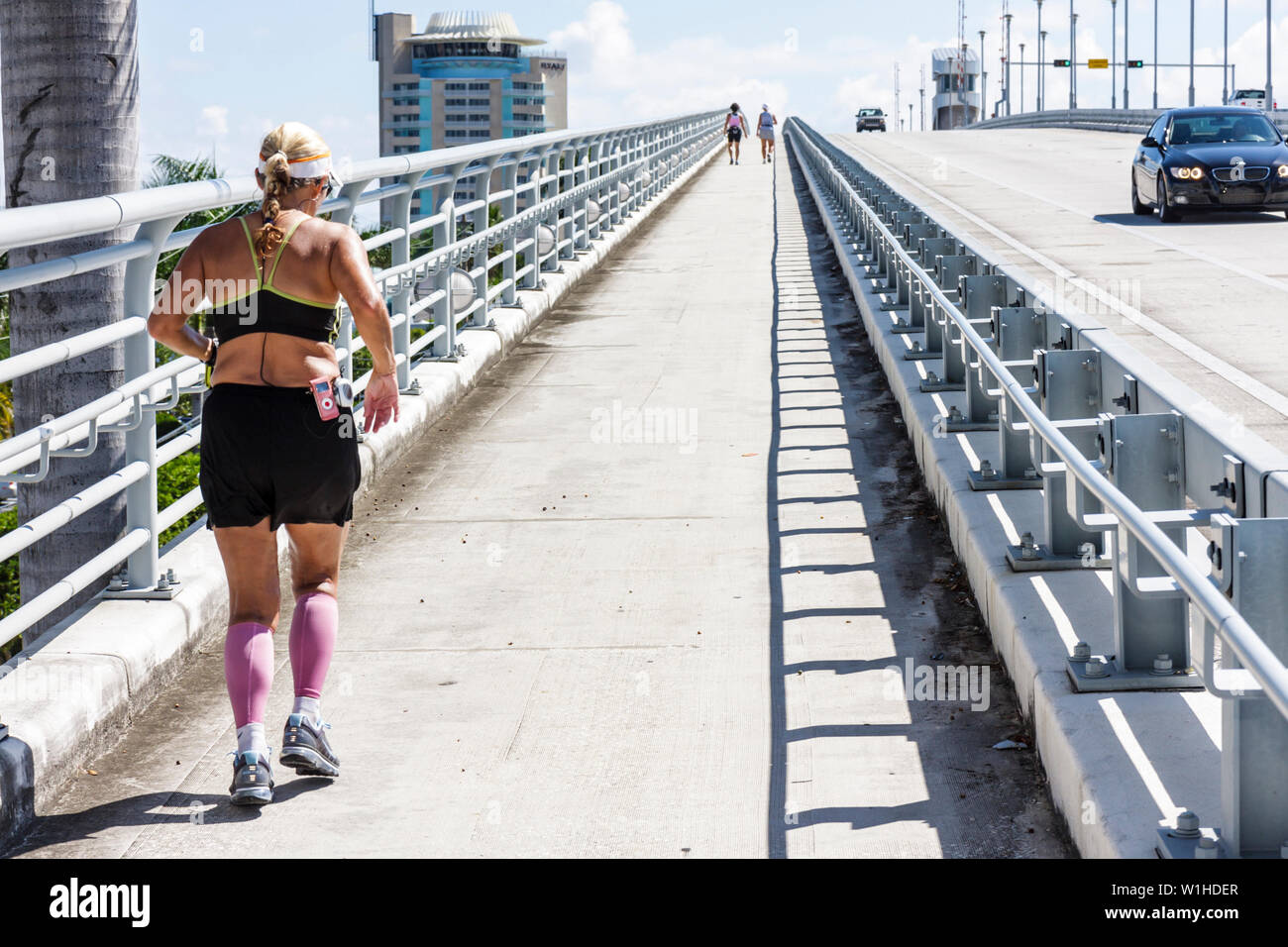 Fort ft. Lauderdale Florida, 17th Street Causeway Bridge, Intracoastal Stranahan River Water, Draw bridge, Street, marciapiede, ringhiera, adulto adulta donna Wome Foto Stock