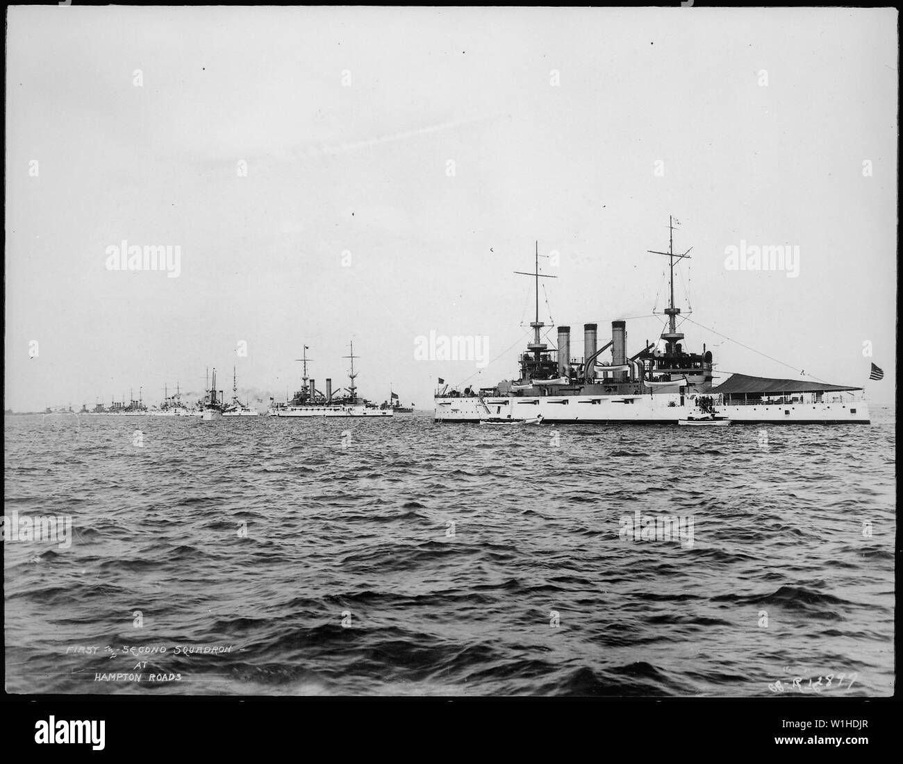 Ohio (BB12). 1a e 2d squadroni a Hampton Roads, Ohio trave porta a destra, 06/12/1907 Foto Stock