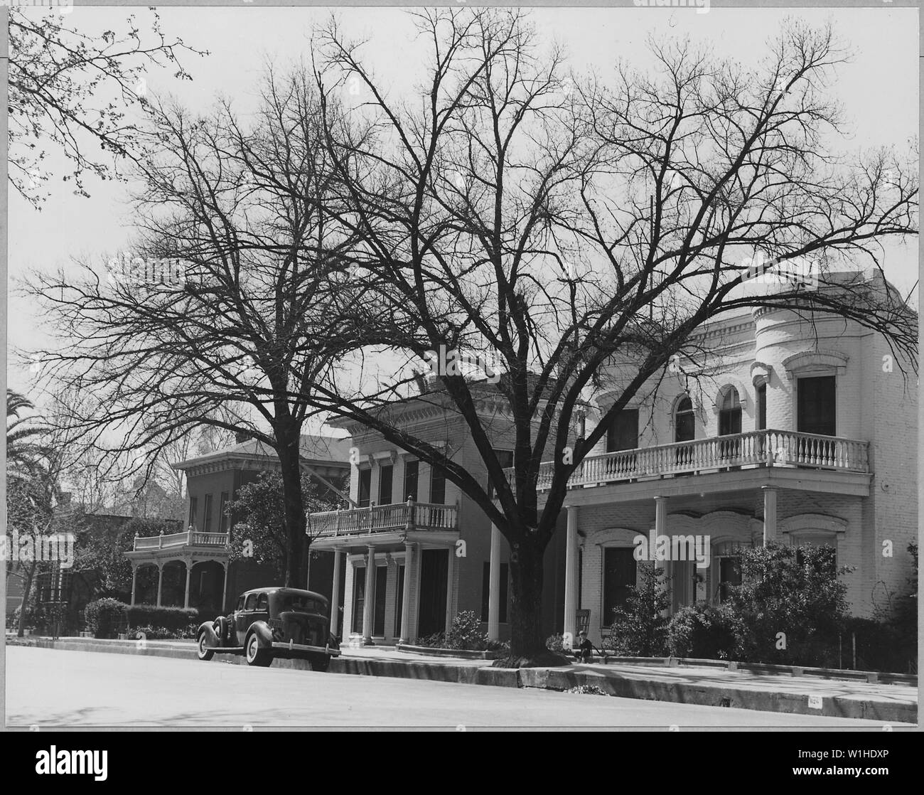 Olivehurst, 2 miglia a sud di Marysville, Yuba County, California. In vecchio stile California case di Pentecoste . . .; Portata e contenuto: Full didascalia recita come segue: Olivehurst, 2 miglia a sud di Marysville, Yuba County, California. In vecchio stile California case di bianco-lavato mattone nella città di Marysville. ...Sul blocco 600 nei pressi D San contrasto con shacktown rurale case. Foto Stock